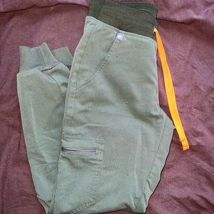 FIGS Zamora Joggers in Moss